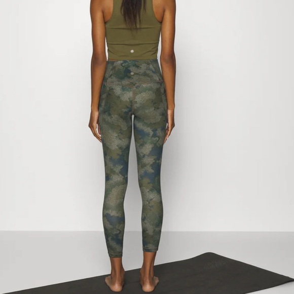 ATHLETA SALUTATION STASH HIGH RISE 7/8 LEGGING Topiary Abstract Olive - Picture 3 of 13